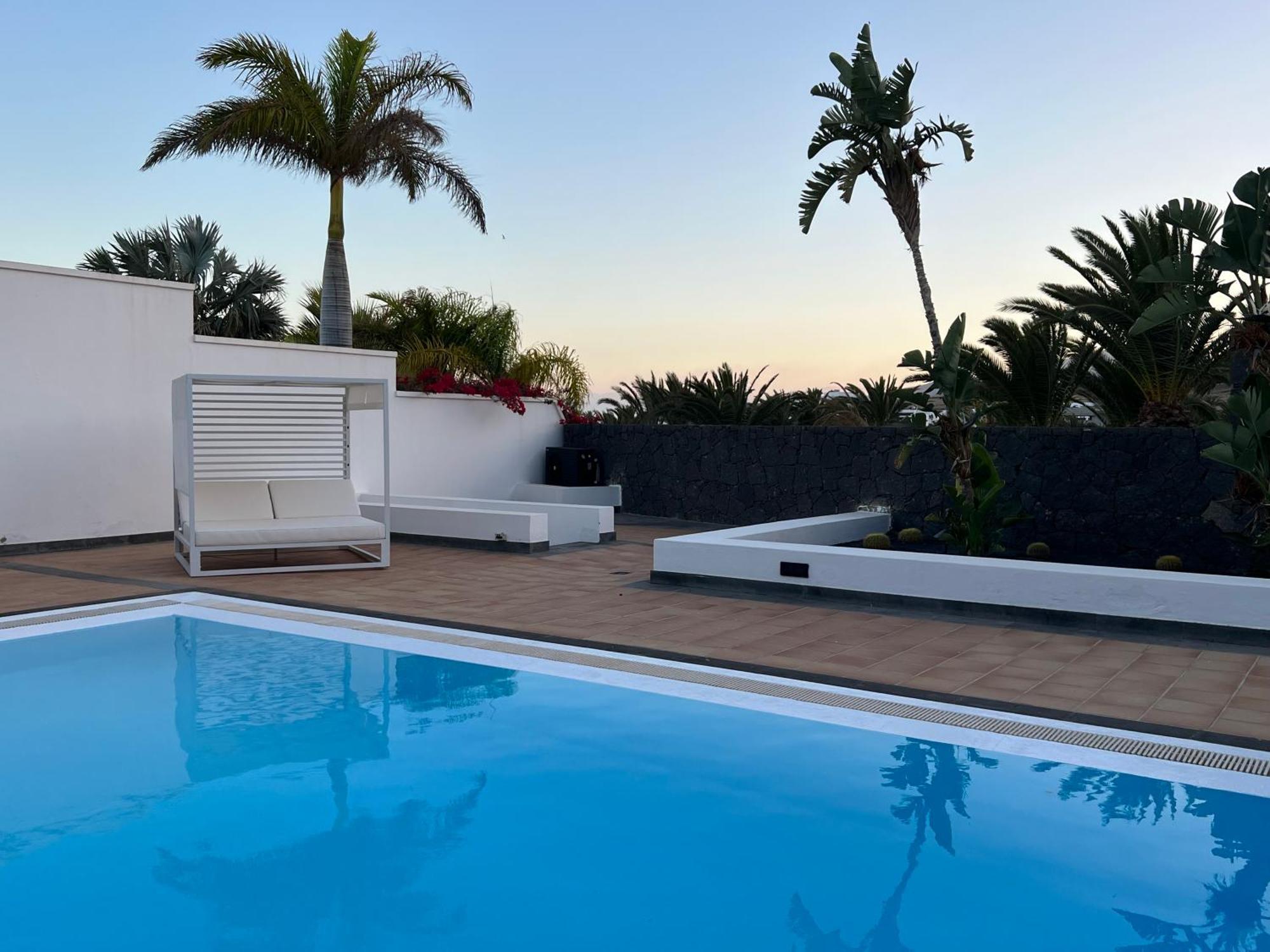 Villa Dedalos - A Luxury Large Villa With A Heated Pool In بْوُرتو كاليرو المظهر الخارجي الصورة