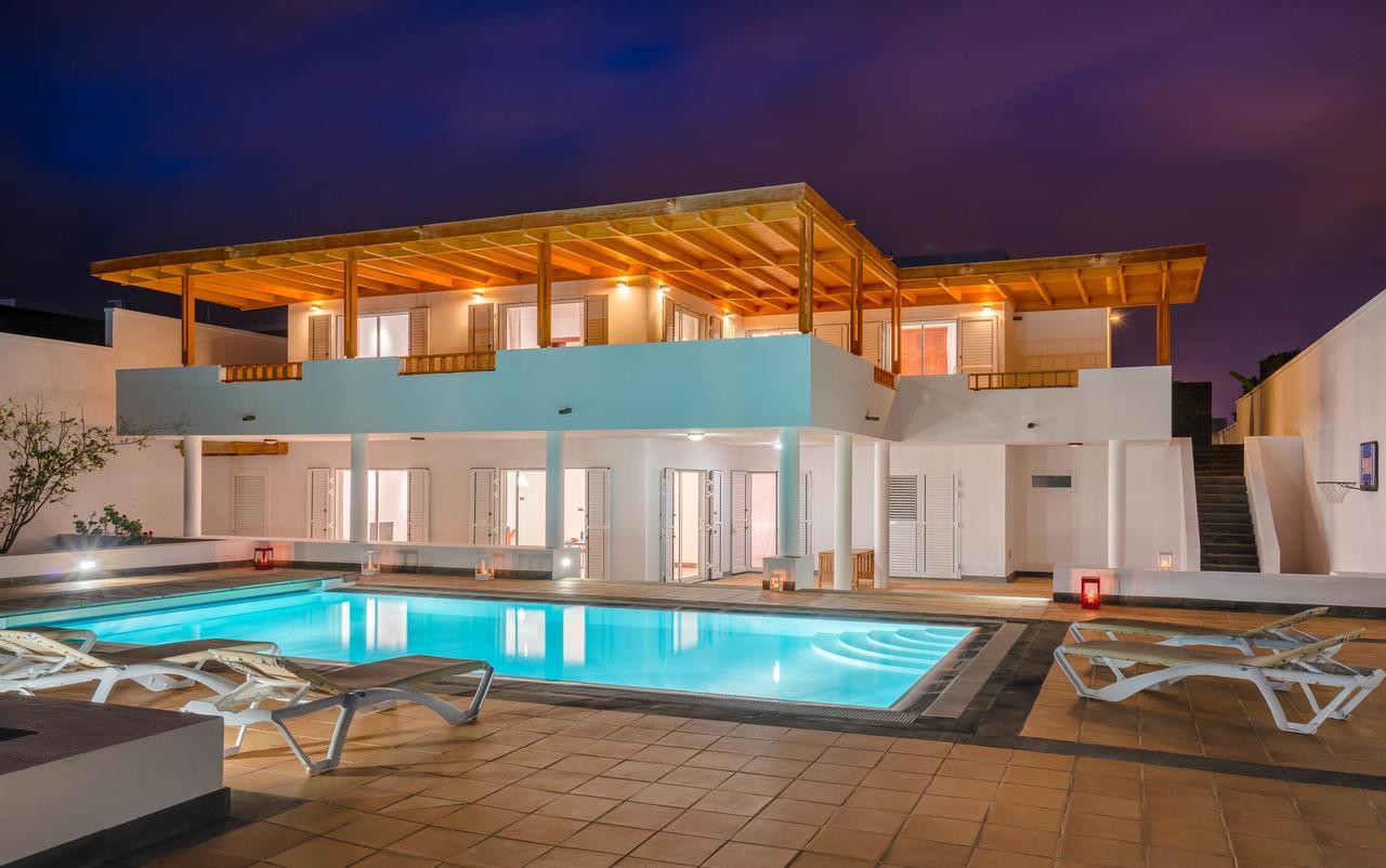 Villa Dedalos - A Luxury Large Villa With A Heated Pool In بْوُرتو كاليرو المظهر الخارجي الصورة